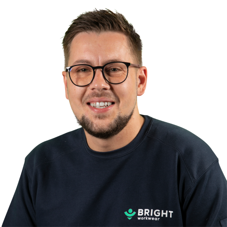 Jasper, manager productie bij Bright Workwear, verantwoordelijk voor het coördineren en optimaliseren van het productieproces